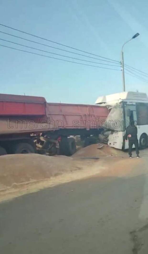 Смертельное ДТП на трассе под Симферополем: рейсовый автобус столкнулся с фурой, СМИ сообщают о пяти погибших