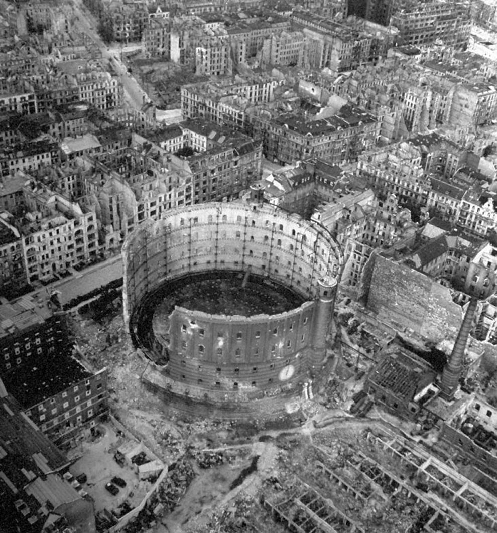 Неизвестные фотографии бункера Гитлера, сделанные в апреле 1945-го