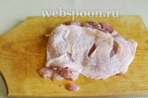 Внешнюю сторону бедра чуть надрезать ножом наискось поперек волокон.