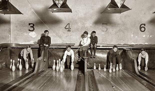 До изобретения автоматических пинсеттеров кегли вручную расставляли «пин мальчики» (1914) история, ретро, фото, это интересно