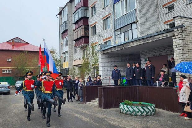 Военный оркестр Тюменского высшего военного инженерного командного училища поздравил фронтовика с вековым юбилеем