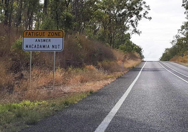 В Австралии установили необычные дорожные знаки, чтобы водители не засыпали в пути