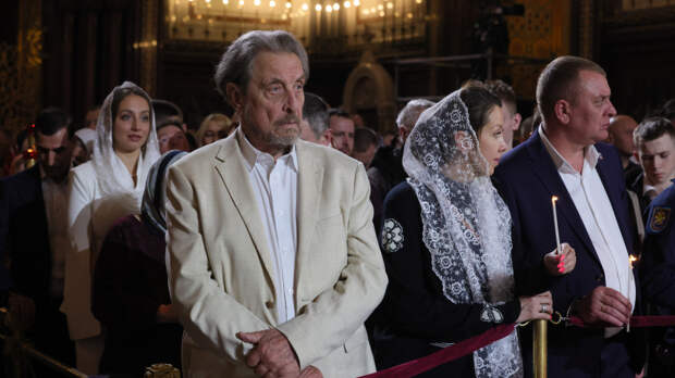 Отец Илона Маска посетил пасхальную службу в Храме Христа Спасителя