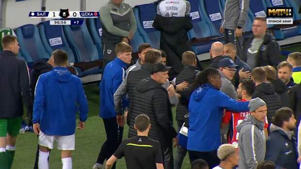 Футболисты и тренеры клубов «Балтика» и ЦСКА устроили драку в конце матча РПЛ