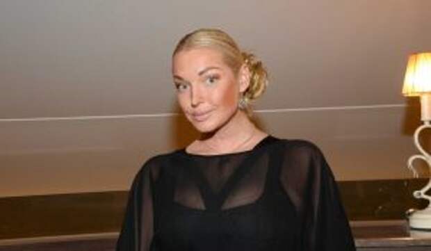 «Провинциальная учительница»: расфуфыренную Волочкову распекли за нелепый наряд