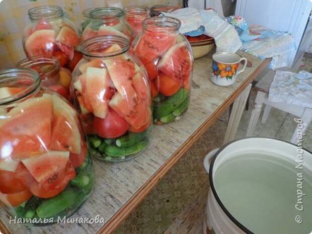 Хочу поделиться с жителями СМ рецептом заготовки овощей. По этому рецепту делаю маринады уже почти 30 лет. Можно консервировать отдельно огурцы, помидоры, а можно и овощное ассорти (помидоры+огурцы, помидоры+огурцы+арбузы,  помидоры+огурцы+арбузы+капуста). фото 16