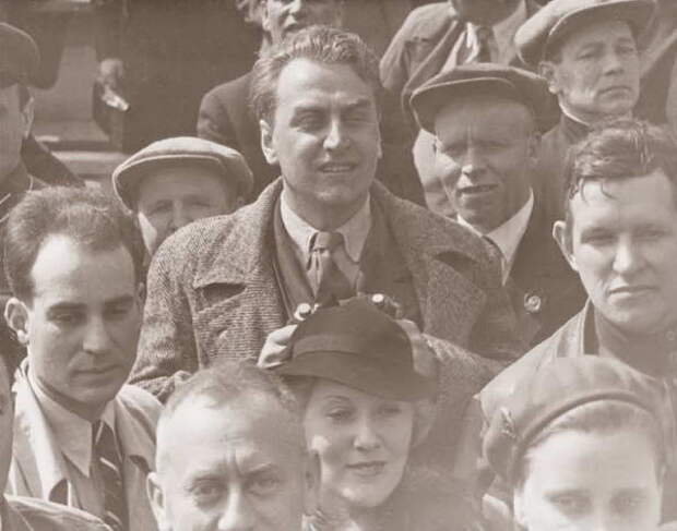 _13В 1935 году Орлова и Александров впервые оказались у трибуны Мавзолея во время праздника 7 Ноября _13В 1935 году Орлова и Александров впервые оказались у трибуны Мавзолея во время праздника 7 Ноября
