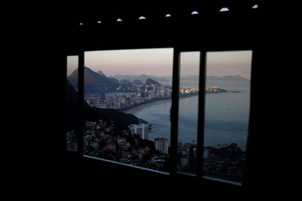 Виды из хостела Alto Vidigal в трущобах Рио-де-Жанейро, Бразилия