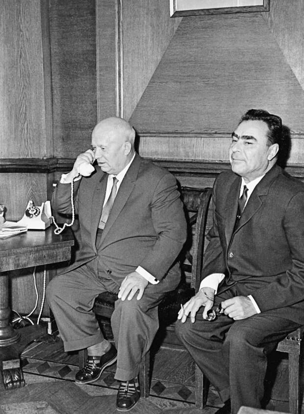 12 октября 1964 года. Хрущев разговаривает по телефону с экипажем космического корабля 