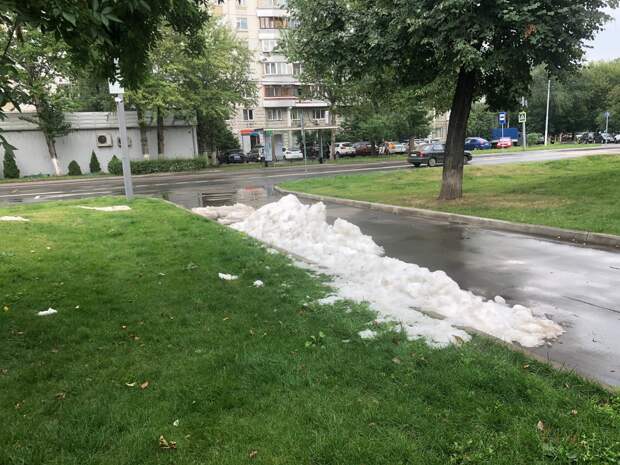 Фото дня: на Пестеля обнаружили снег