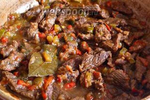 Тушёная конина с подливой готова. Хороша как с картофелем, так и с макаронами, рисом или гречей.