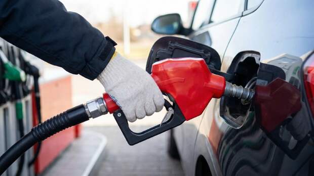 Темпами чуть выше инфляции: как в России могут измениться цены на горючее в 2026 году