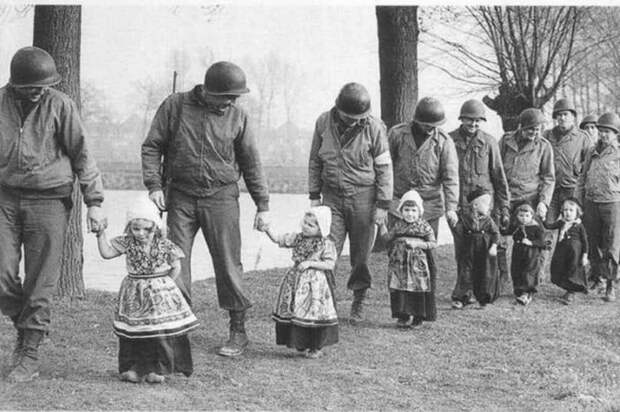12. Американские солдаты ведут голландских детей на танцы война, гуманизм, мир, человек