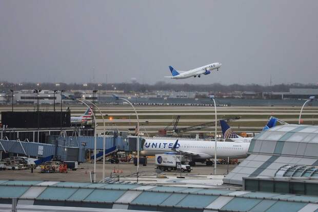 Самолет со 162 пассажирами едва избежал столкновения с военным вертолетом в небе над США