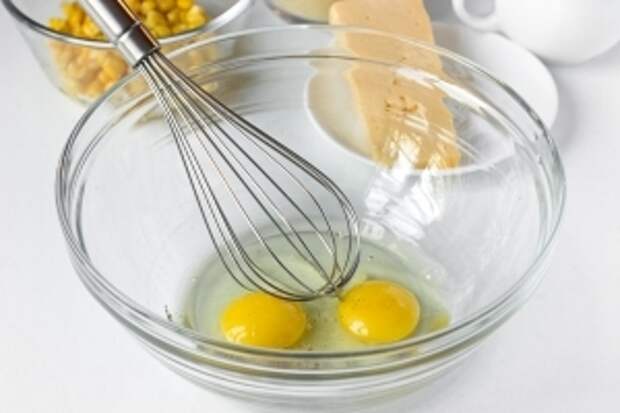 Яйца солим, перчим и интенсивно взбиваем венчиком.
