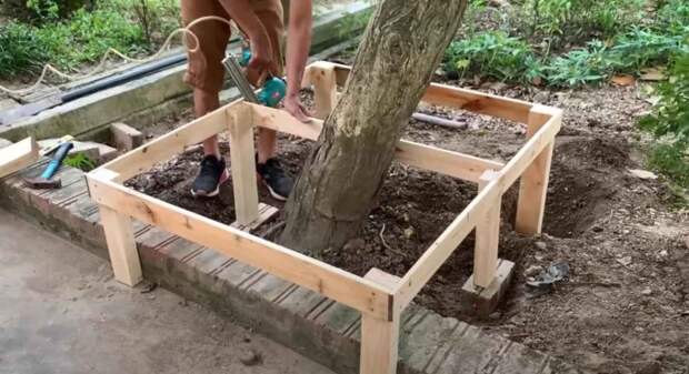 Интересная идея для дачи и сада: как сделать круглую скамейку со столиком вокруг дерева