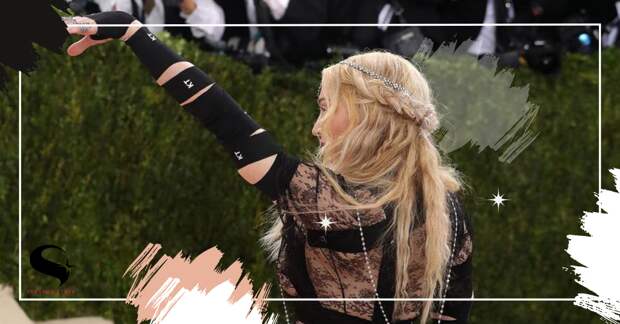 Эпатажные образы Мадонны: от кружевного бюстье до индийского сари