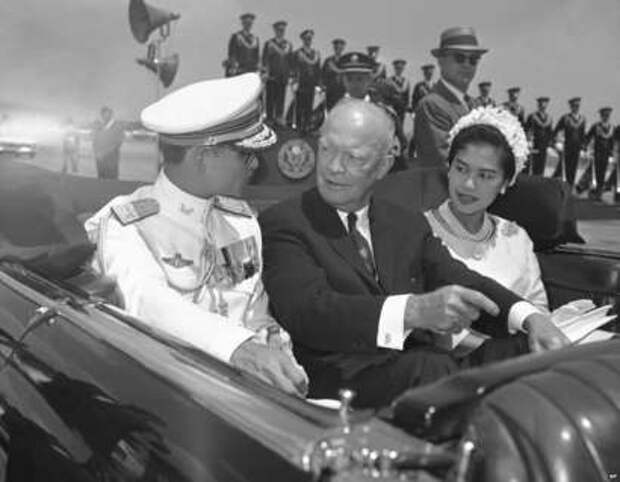 Король Пхумипон и его супруга с президентом США Дуайтом Эйзенхауэром в 1960 году