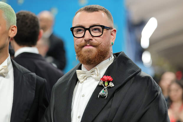 Внешность певца Сэма Смита с обнаженным торсом на фото папарацци обругали в сети