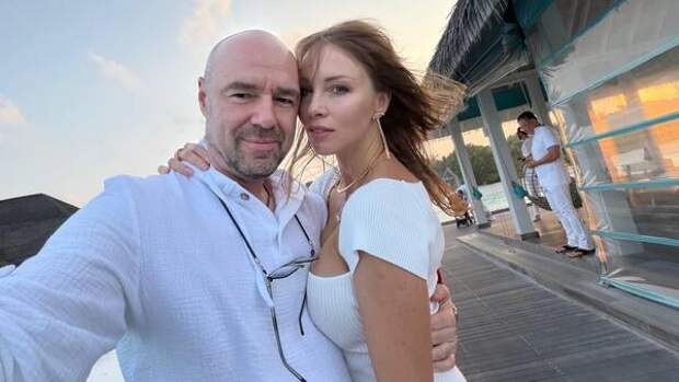 Встала в позу: Диброва закинула ногу на Товстика во время откровенной фотосессии