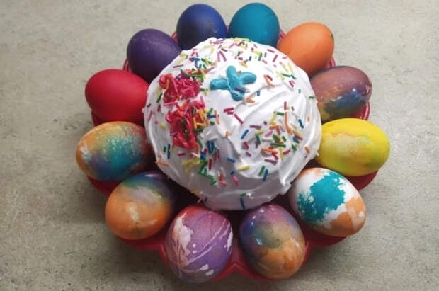 Военные пекари в полевых условиях испекли более 350 куличей к Пасхе