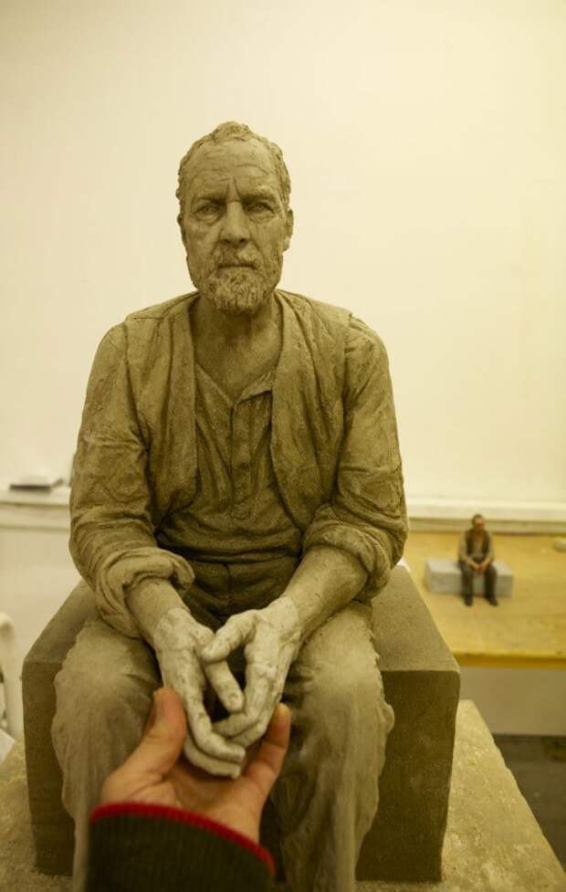 Сюрреалистические арт-инсталляции из скульптур Шона Генри (Sean Henry)