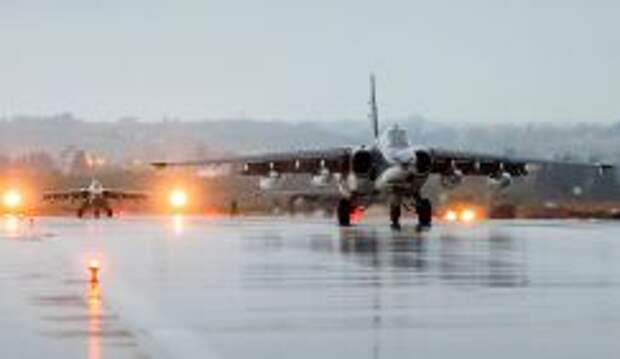 Штурмовики Су-25, входящие в состав авиационной группировки Воздушно-космических сил России, перед вылетом с авиабазы Хмеймим