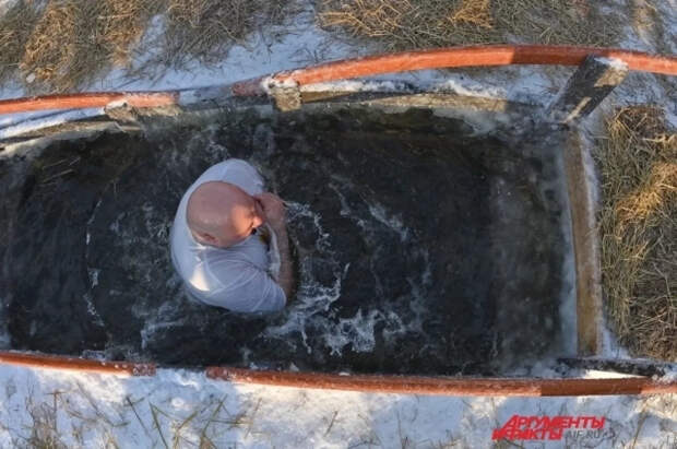 Священник Власов: купание в Крещение может привести человека к Богу