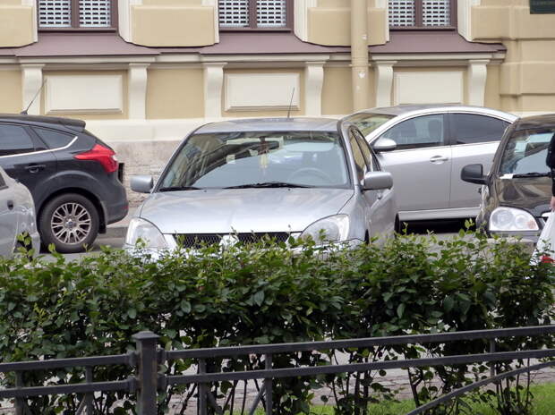 С начала года ГАТИ вынесла 10 тысяч штрафов за парковку на газонах в Петербурге