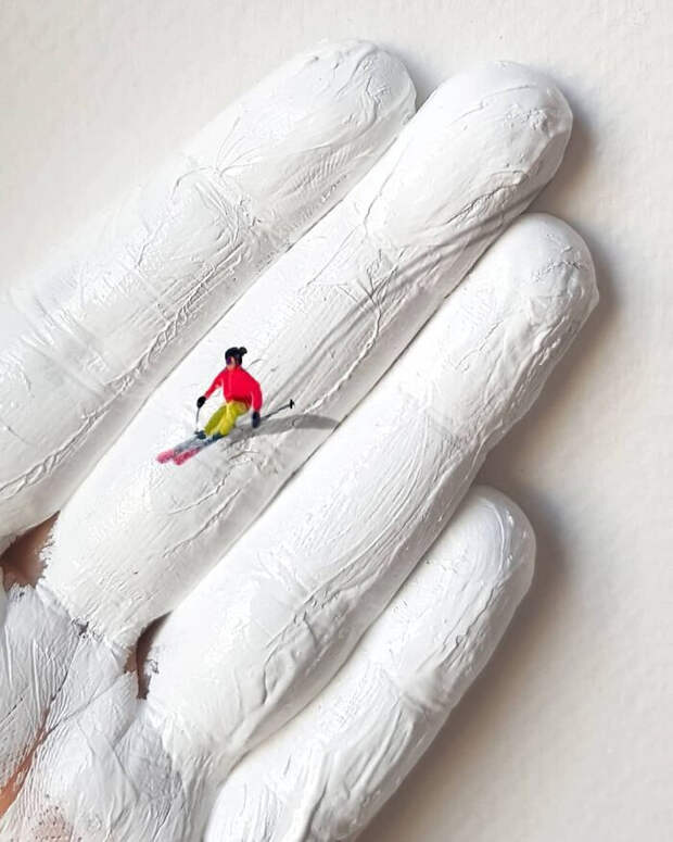 Художница использует свои руки в качестве холста