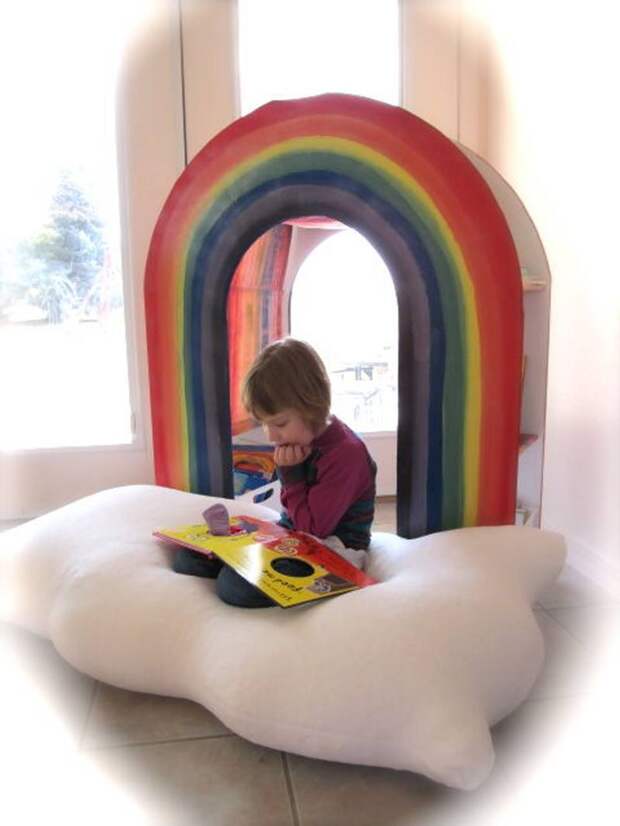 Папа построил красочную книжную полку, чтобы вдохновить детей на чтение