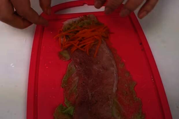 Капустные завиванцы. заворачиваем мясо в лист капусты и заливаем соусом - не голубцы: фото шаг 4