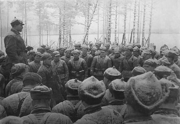 Советские солдаты слушают приказ. Период Советско-финской войны 1939—1940 гг.  Фотография: Виктор Темин. 