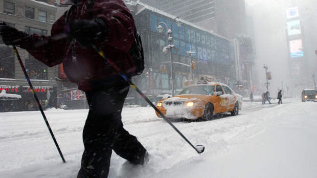 Мэр Нью-Йорка на фоне снегопада призвал горожан сидеть дома и делать детей