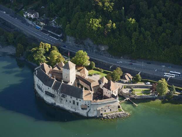 http://castlesworld.ru/foto/Switzerland/Chillon/shilonskij_zamok_sverkhu.jpg