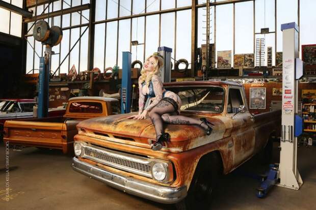 Календарь «Девушки и легендарные американские автомобили» на 2017 год. Красивые и не забытые