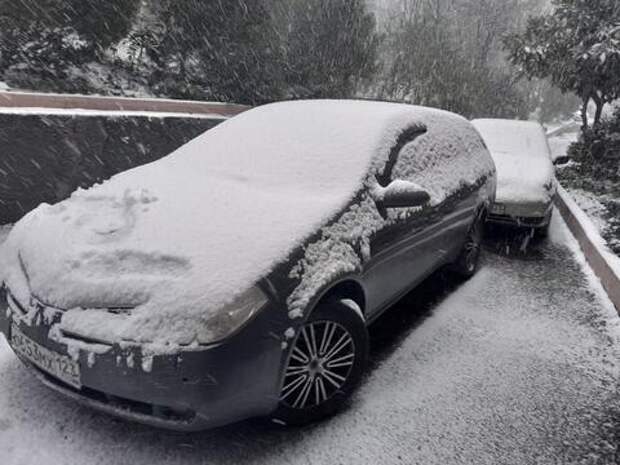 С наступающим: в прибрежной части Сочи выпал первый снег