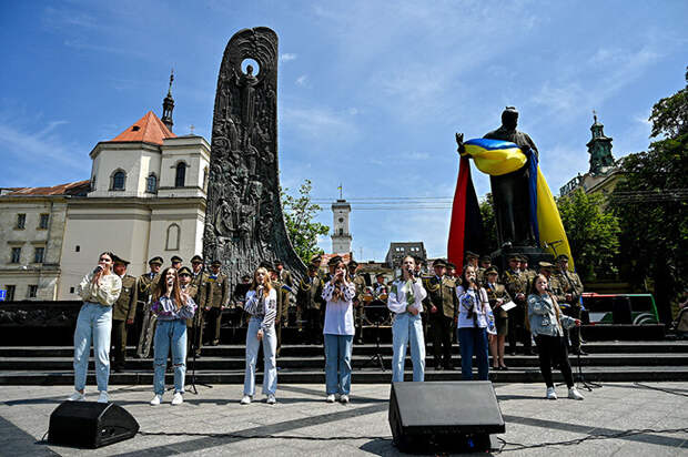 ПО ЛЬВОВУ ПОКА РАЗВЕШАНЫ УКРАИНСКИЕ ПРАПОРЫ. НАДОЛГО ЛИ? ФОТО: ANASTASIIA SMOLIENKOGLОBALLООKPRЕSS 