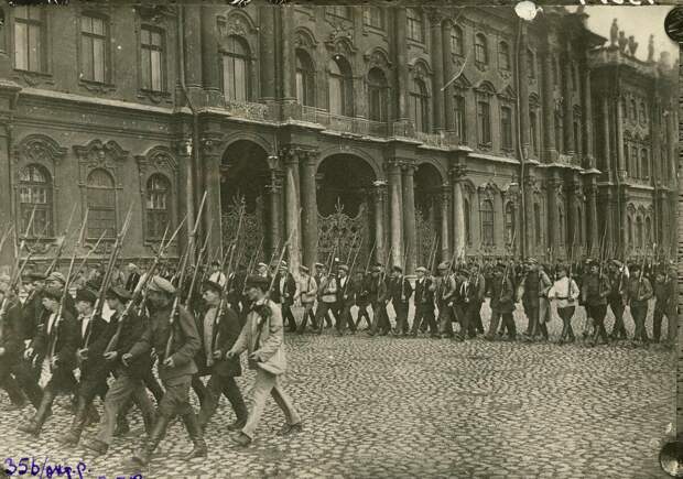 Первый год при большевиках. Снимки Петрограда в 1918 году.