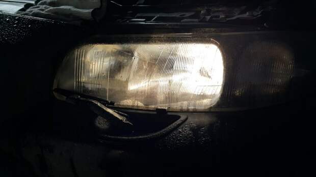 3. Volvo XC70, рефлекторная фара (рефлектор на стекле), до установки Led ламп, стоят лампы Philips Rally, машина заведена. ближний свет, лампа, светодиод, фара