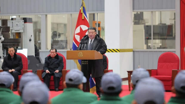 Лидер КНДР Ким Чен Ын публично освободил от должности вице-премьера Ян Сын Хо