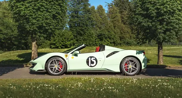 Ferrari 488 Pista Spider посвятили спорткару Стирлинга Мосса
