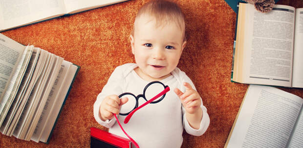 Младенец с книжками и очками