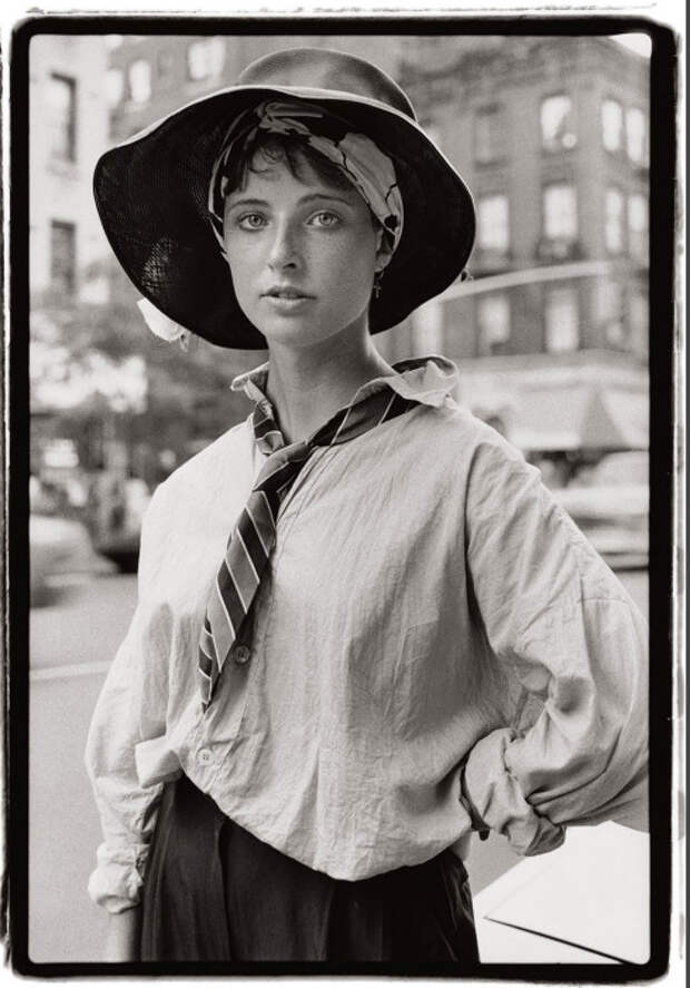 Шляпа и мужской галстук. США, Нью-Йорк, 1984 год. Автор: Amy Arbus. 