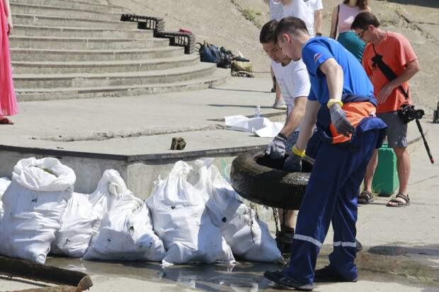 Водолазы убрали мусор со дна Ангары в районе острова Юность в Иркутске