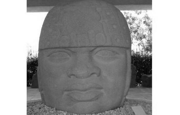 Каменная голова в музее Museo Comunitario de San Lorenzo Tenochtitlan.