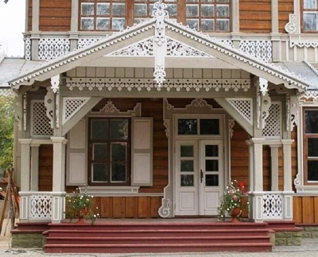 Крыльцо украшенное множеством резных элементов и витиеватыми узорами присуще русским традициям. | Фото: htmlhomerenovates.com. Крыльцо украшенное множеством резных элементов и витиеватыми узорами присуще русским традициям. | Фото: htmlhomerenovates.com.