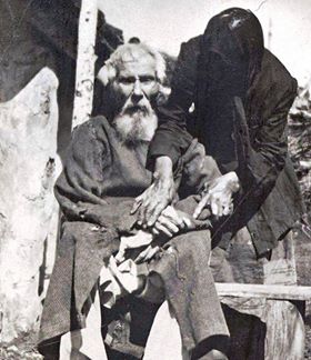 При подготовке празднования 100-летия Бородинского сражения по всей Российской империи был разослан циркуляр, которым предписывалось отыскать живых участников великой битвы. В результате в Ялуторовске Тобольской губернии был найден такой человек — Павел Яковлевич Толстогузов. В 1912 году предполагаемый участник Бородинского сражения был 117-летним старцем, плохо видел и слышал, но при этом, по свидетельству современников, был «достаточно бодрым». Его сфотографировал специально присланный фотограф — на фото рядом с ним запечатлена его 80-летняя жена.