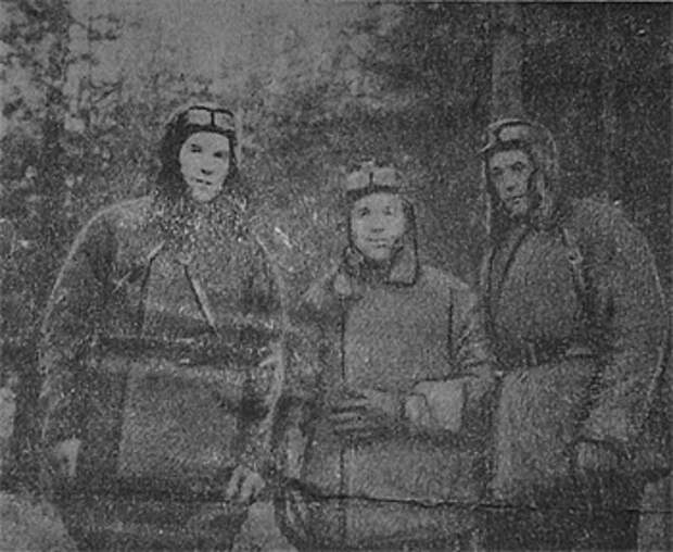 Участники овручской операции перед вылетом в тыл врага - Е.А. Ивлиев, Н.И. Крючков, В.И. Исаев