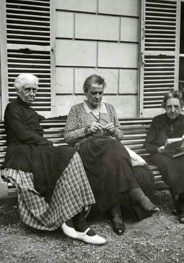 Княгиня Мария Ивановна Путятина сидящая на лавочке со старыми подругами. Франция, 1931 год.
